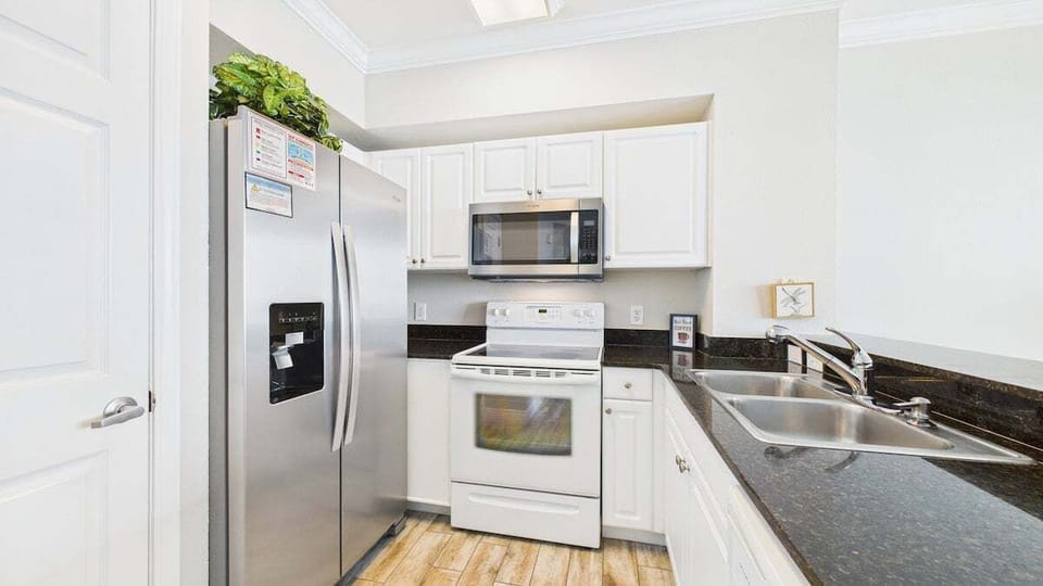 Full kitchen with breakfast bar and all the cooking essentials