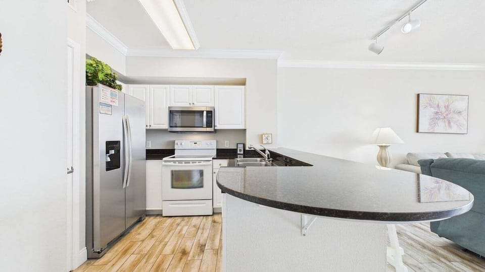 Full kitchen with breakfast bar and all the cooking essentials