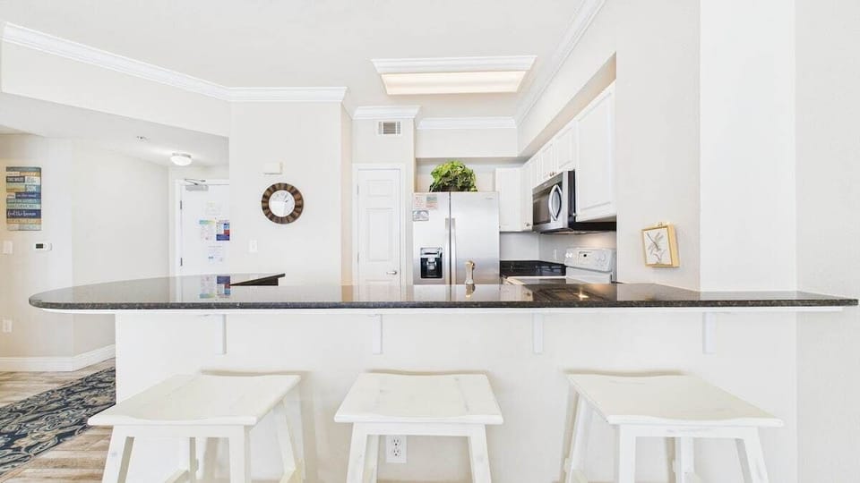 Full kitchen with breakfast bar and all the cooking essentials