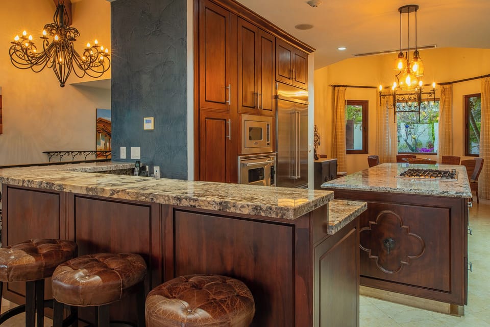 Fully equipped kitchen with bar stools