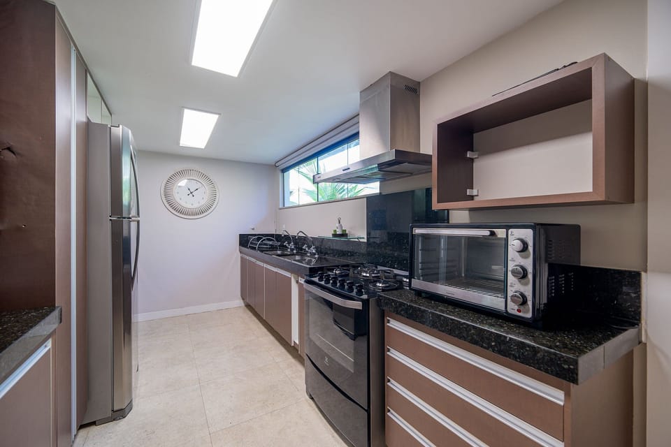 Deluxe House, 4 Bedrooms, Private Pool, Lakeside | Private kitchen | Fridge, microwave, oven, stovetop