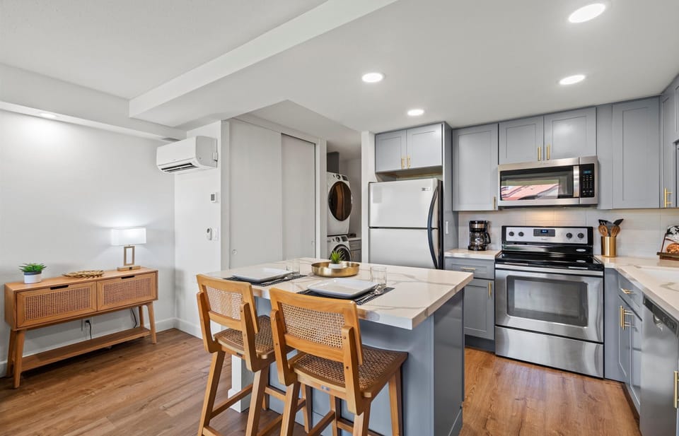 Condo, 1 Bedroom | Private kitchen | Coffee/tea maker, fridge, oven, stovetop