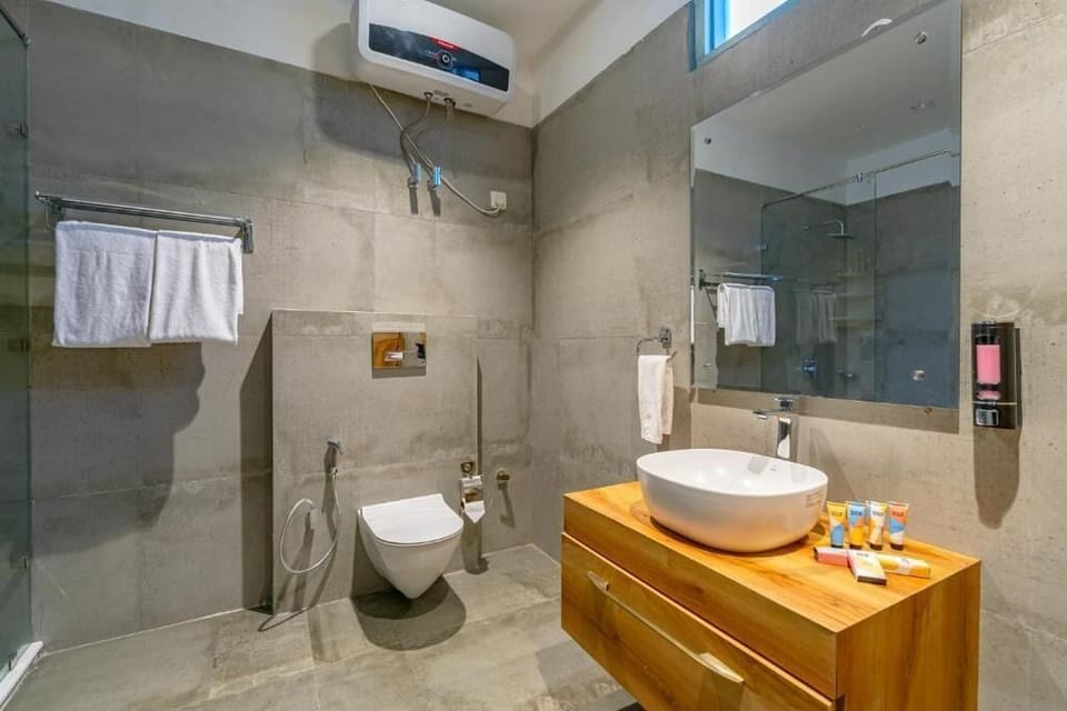 Deluxe Double or Twin Room, Hill View | Bathroom | Free toiletries, hair dryer, towels, soap