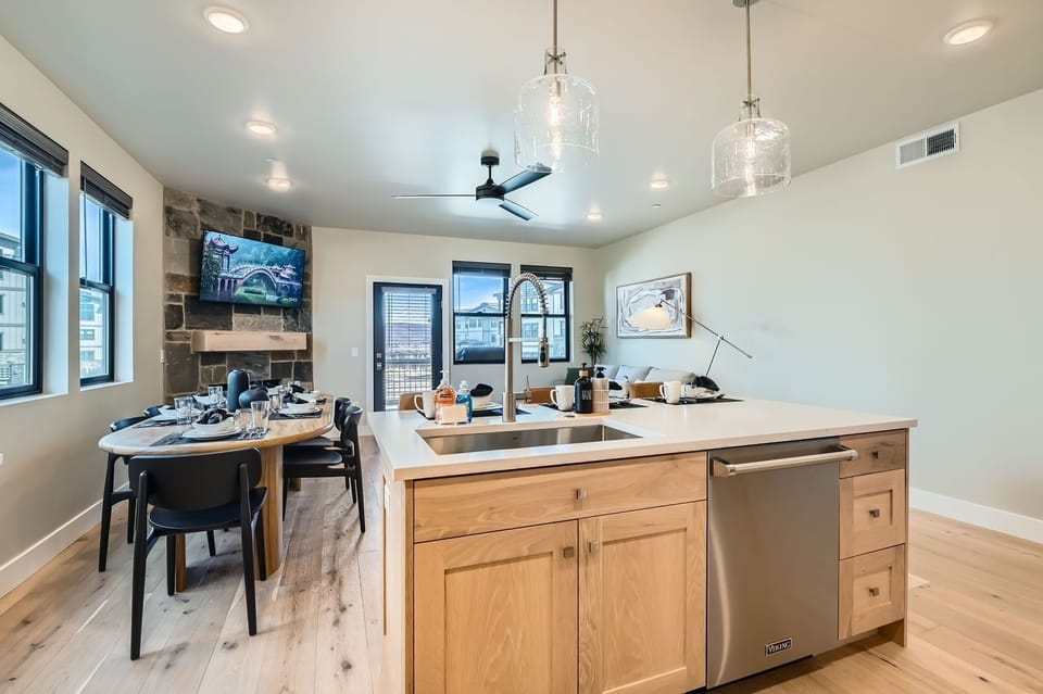Condo, 3 Bedrooms | Private kitchen | Fridge, oven, coffee/tea maker, electric kettle