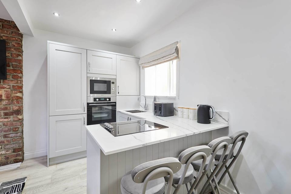 Harbour View Cottage, Whitby - Host & Stay