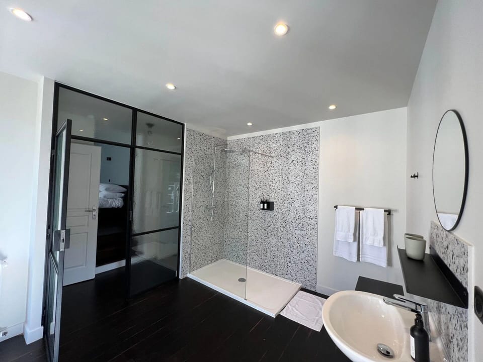 Comfort Double Room, Garden View | Bathroom | Hair dryer, towels