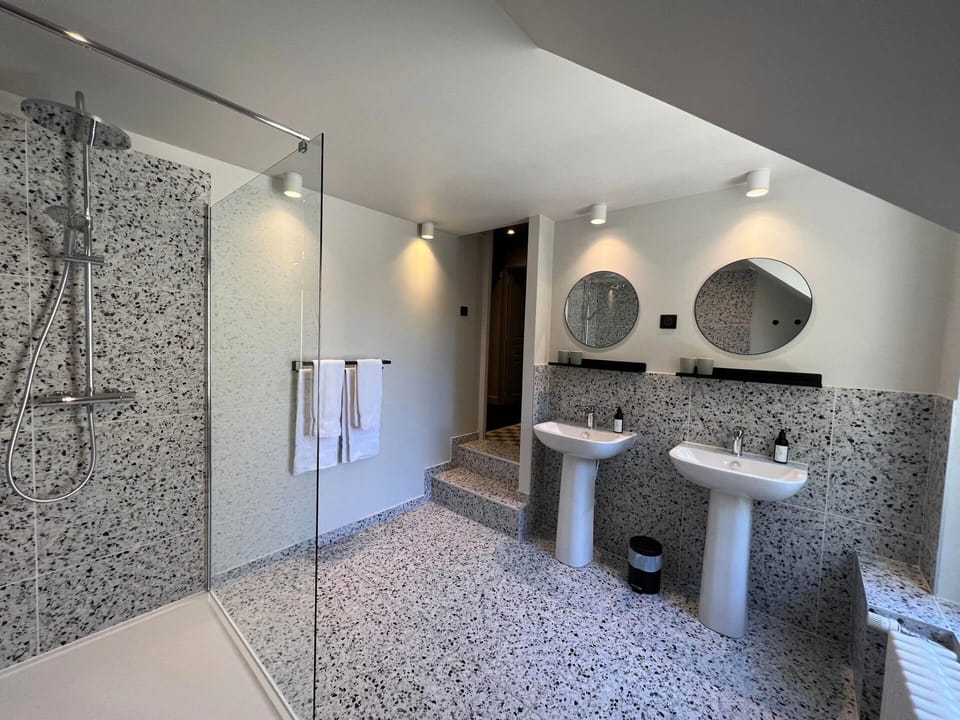 Luxury Room, Garden View | Bathroom | Hair dryer, towels