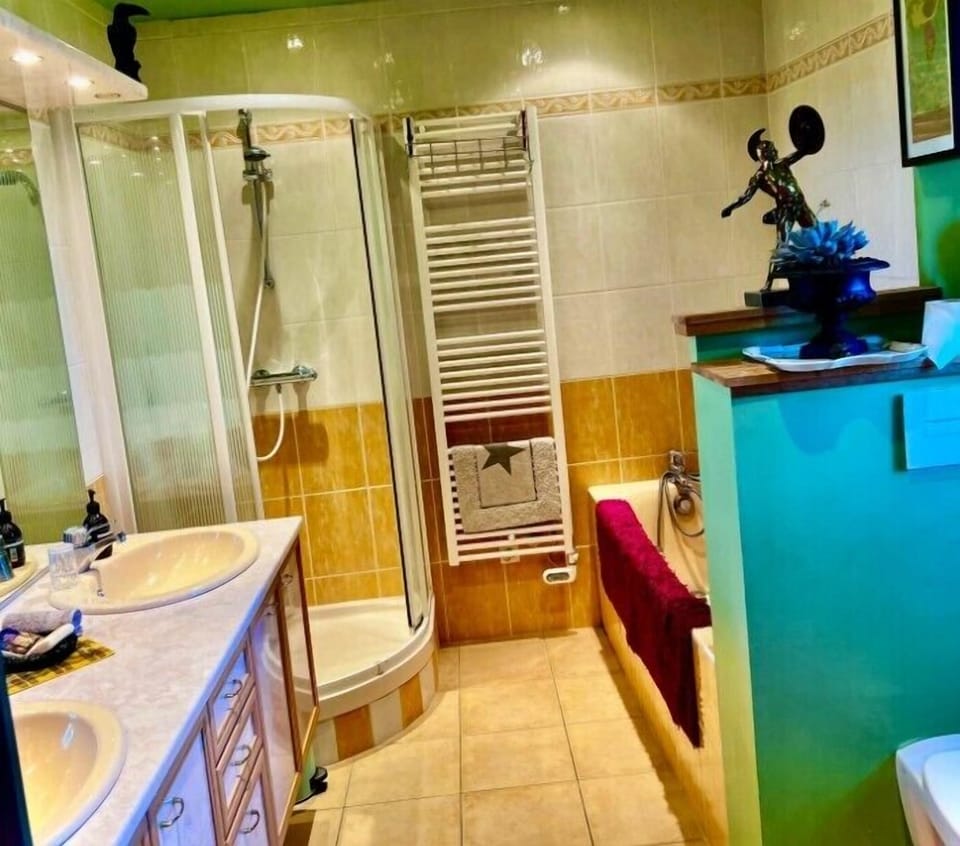 Basic Room, City View | Bathroom