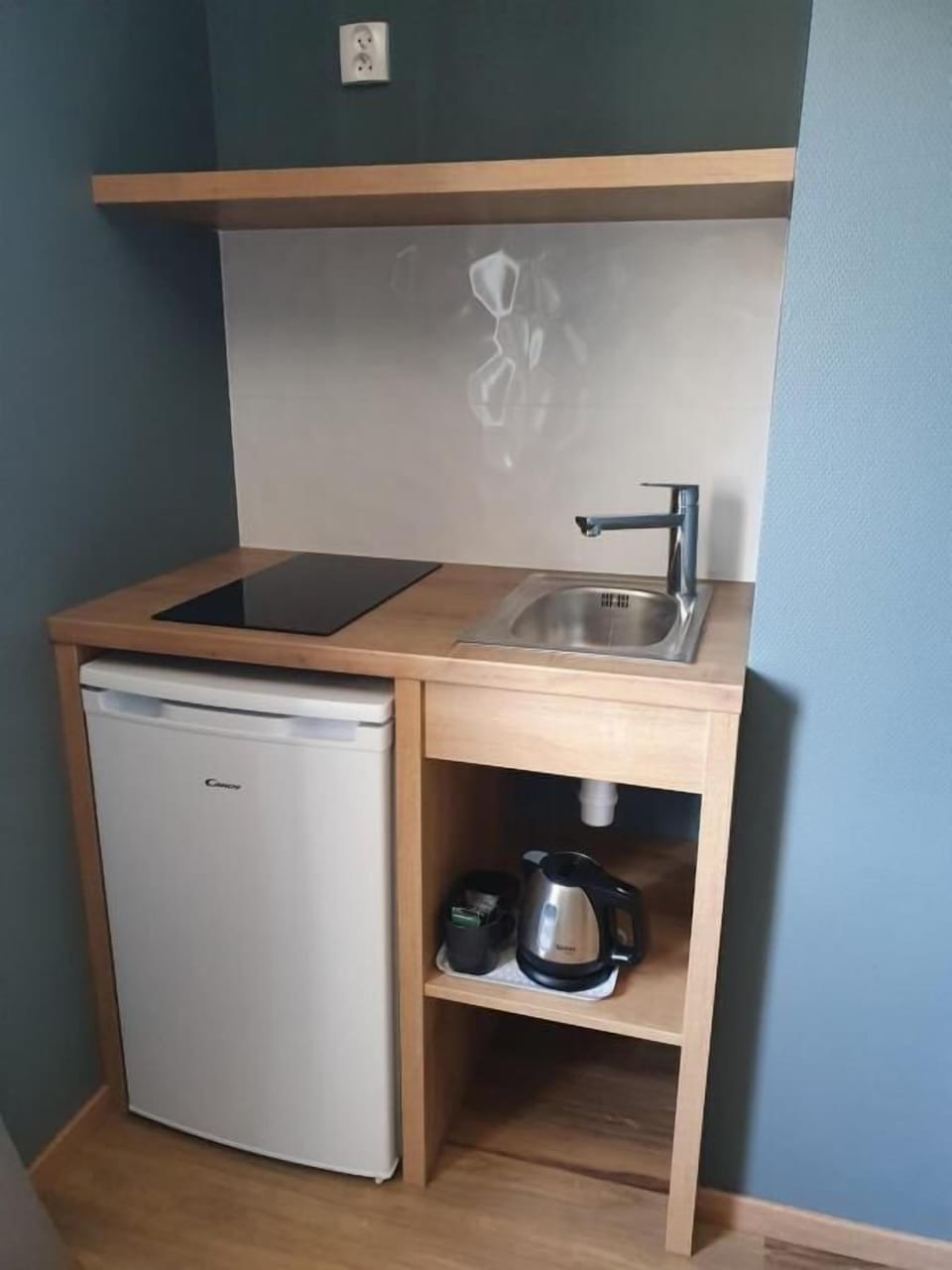 Mini-fridge, microwave, stovetop, highchair