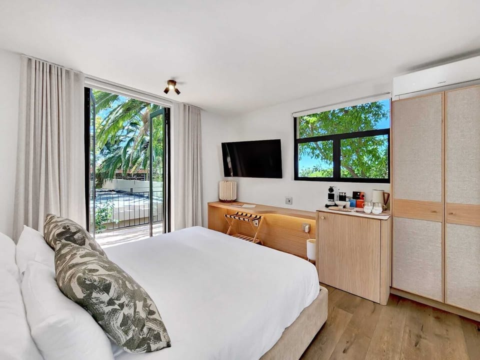 Luxury Room, Pool View | Soundproofing, free WiFi