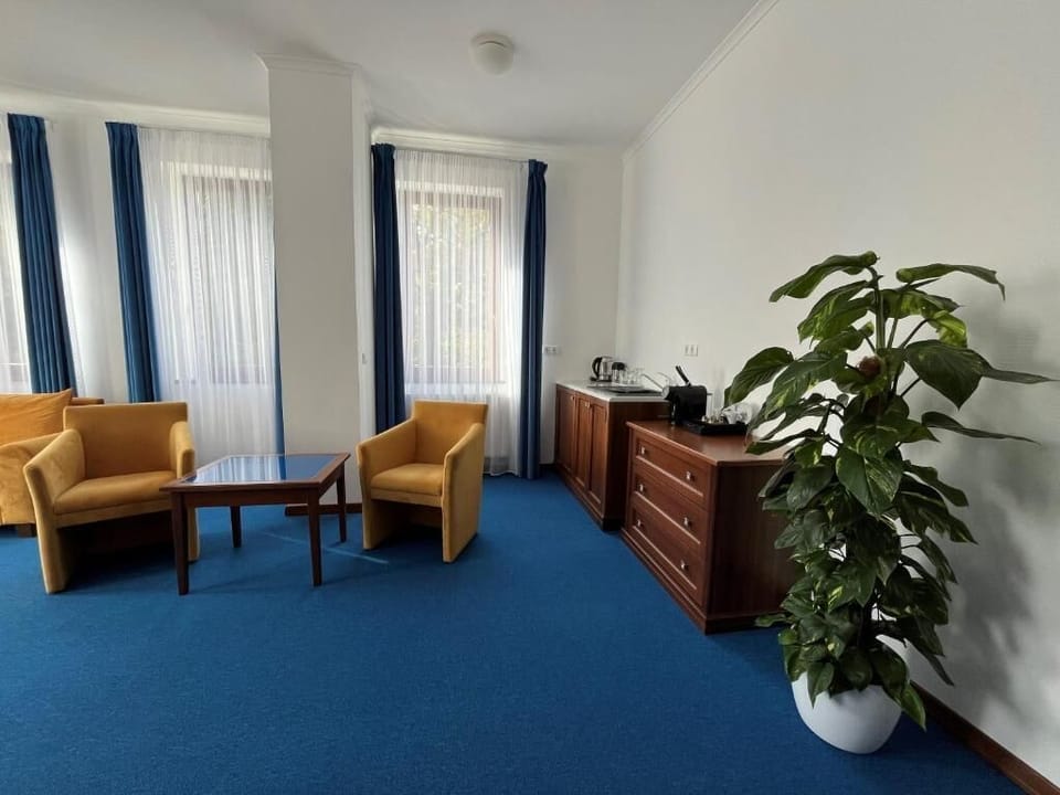Royal Apartment | Desk, free WiFi, bed sheets