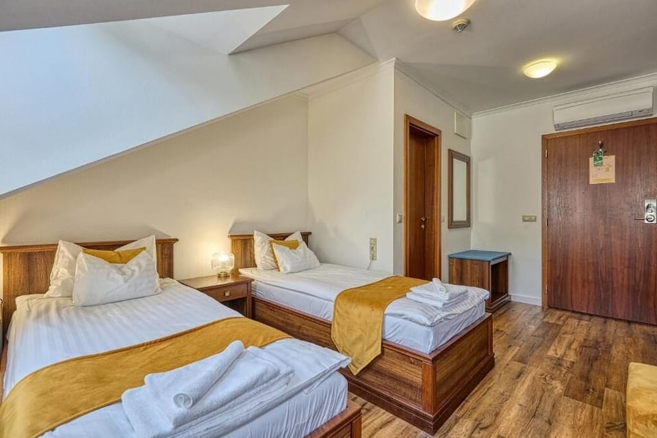 Standard Double Room, 2 Twin Beds | Desk, free WiFi, bed sheets