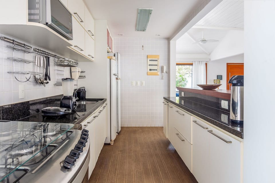 Deluxe House | Private kitchen | Fridge, microwave, oven, stovetop