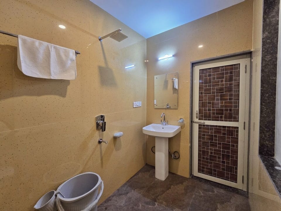 Superior Double Room | Bathroom | Free toiletries, towels, soap, shampoo