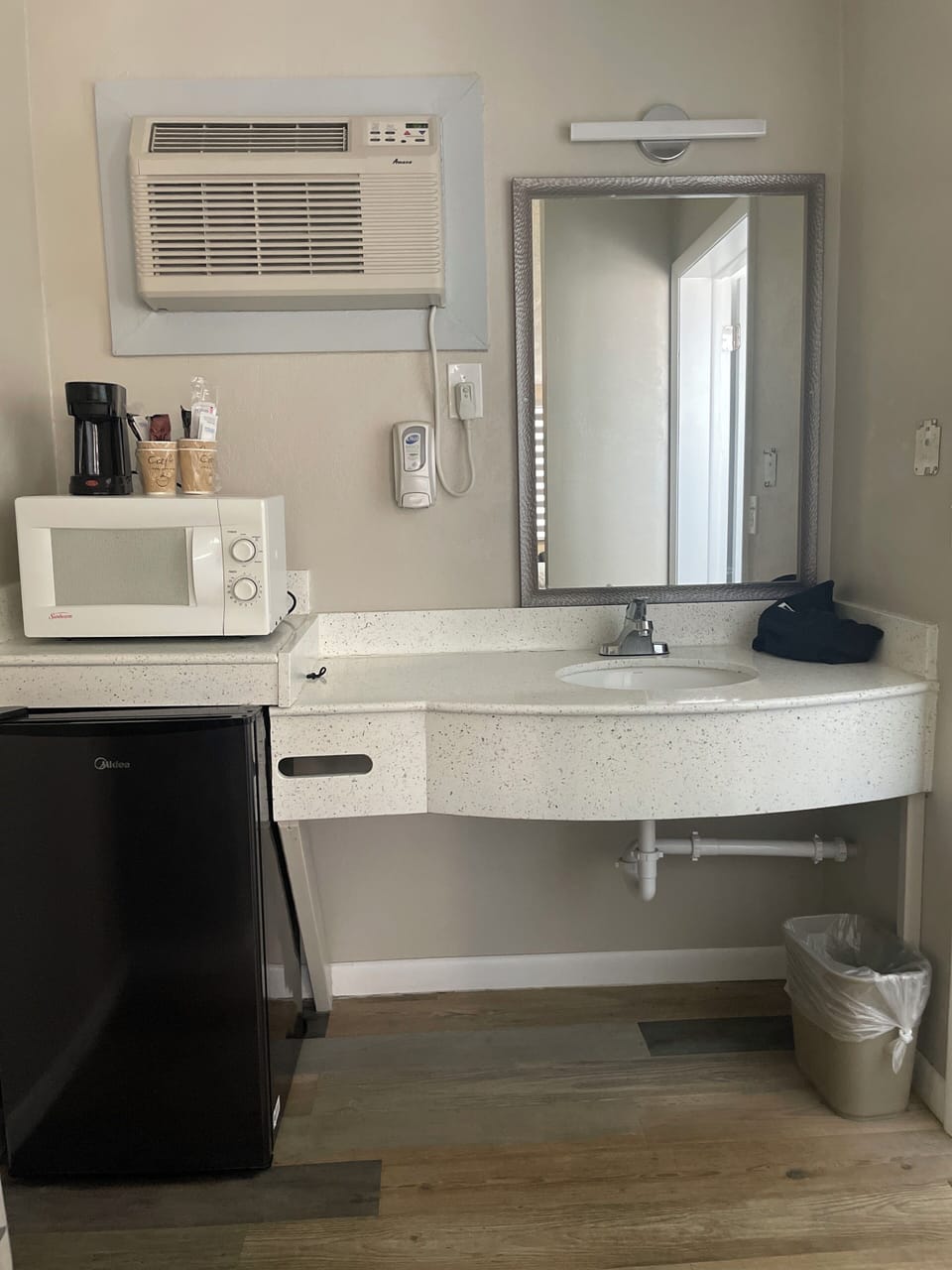 KING BED GROUND FLOOR | Bathroom | Combined shower/tub, free toiletries, hair dryer, towels