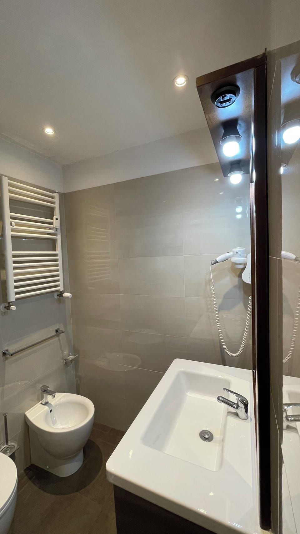 Shower, bidet, towels, toilet paper