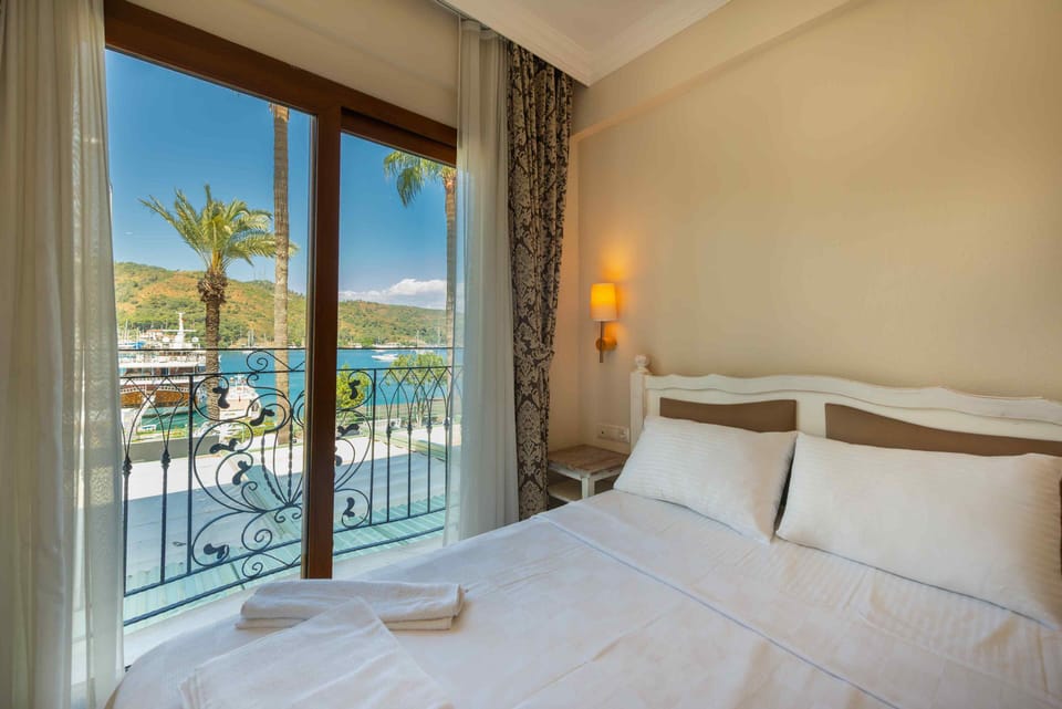 Standard Room, Balcony, Sea View | Minibar, desk, soundproofing, free WiFi