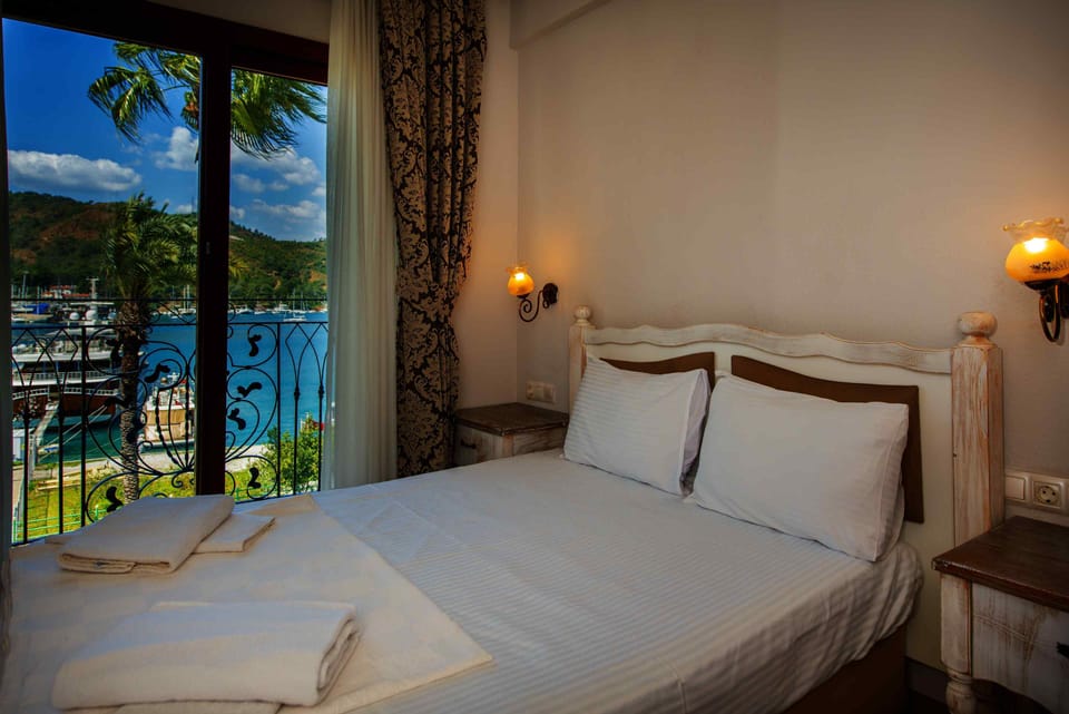 Standard Room, Balcony, Sea View | Minibar, desk, soundproofing, WiFi (free)