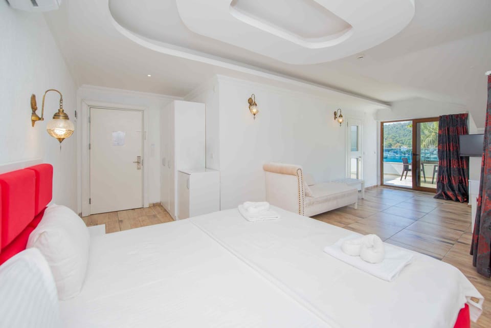 Junior Suite, Sea View | Minibar, desk, soundproofing, WiFi (free)