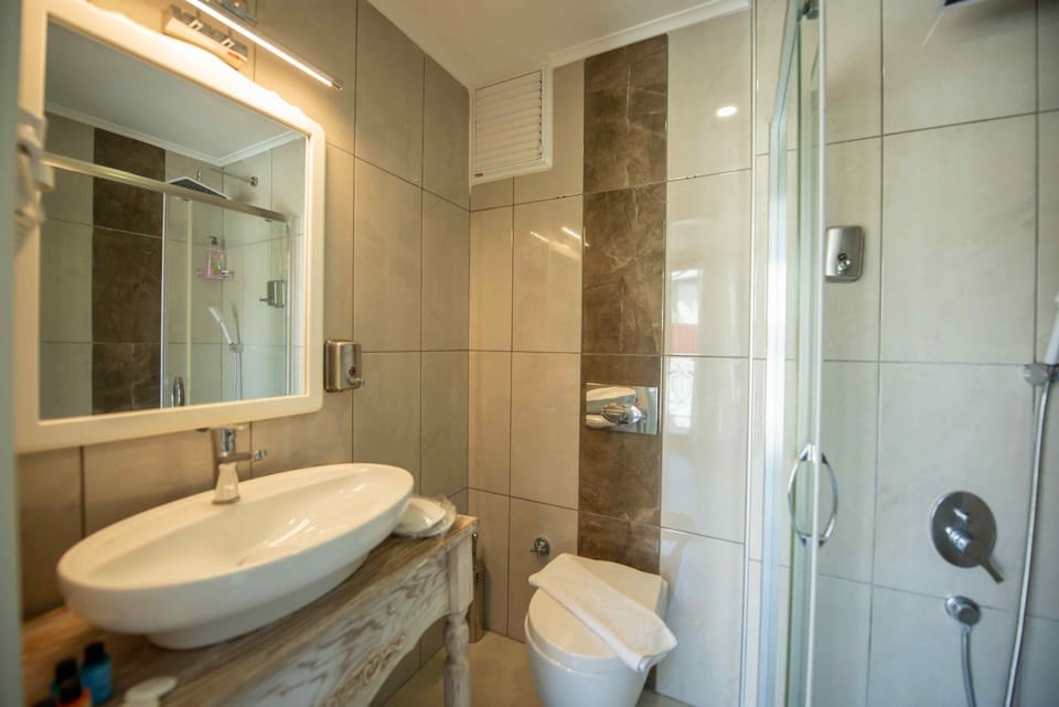 Junior Suite, Sea View | Bathroom | Hair dryer, slippers, towels, soap