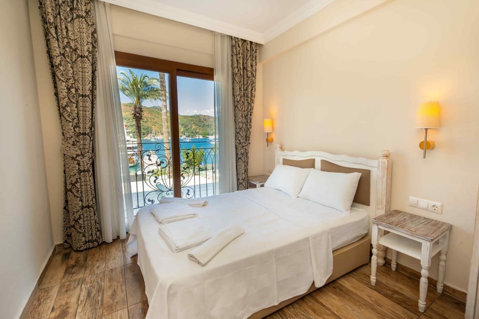 Standard Room, Balcony, Sea View | Minibar, desk, soundproofing, free WiFi