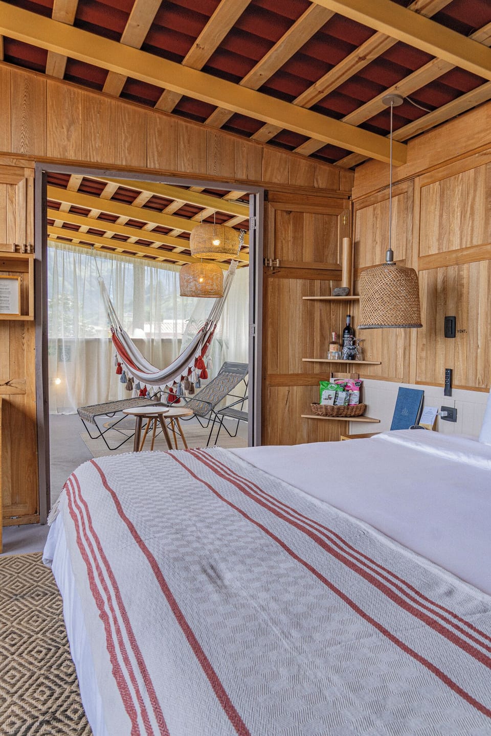 Superior Suite, Patio | Hypo-allergenic bedding, free WiFi, bed sheets