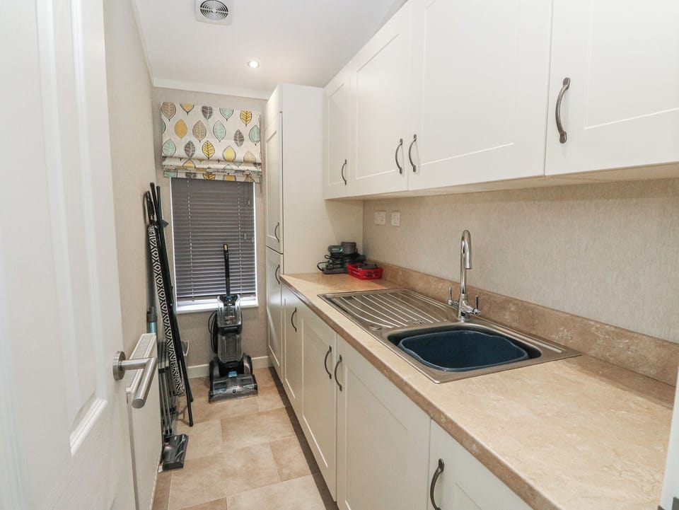 Dishwasher, cookware/dishes/utensils
