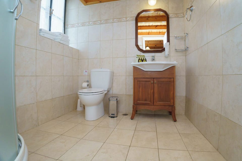 Family Studio (Olympia, Split Level) | Bathroom | Shower, free toiletries, hair dryer, bathrobes