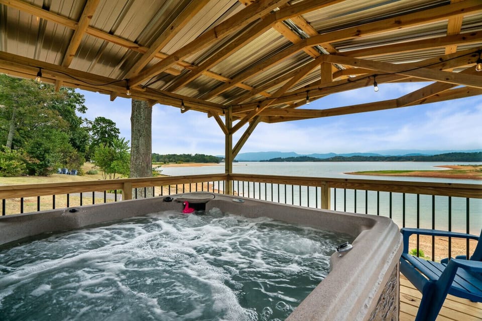 Have a soak with a lake and mountain view!