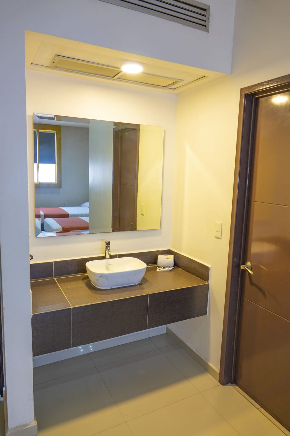 Shower, rainfall showerhead, free toiletries, towels