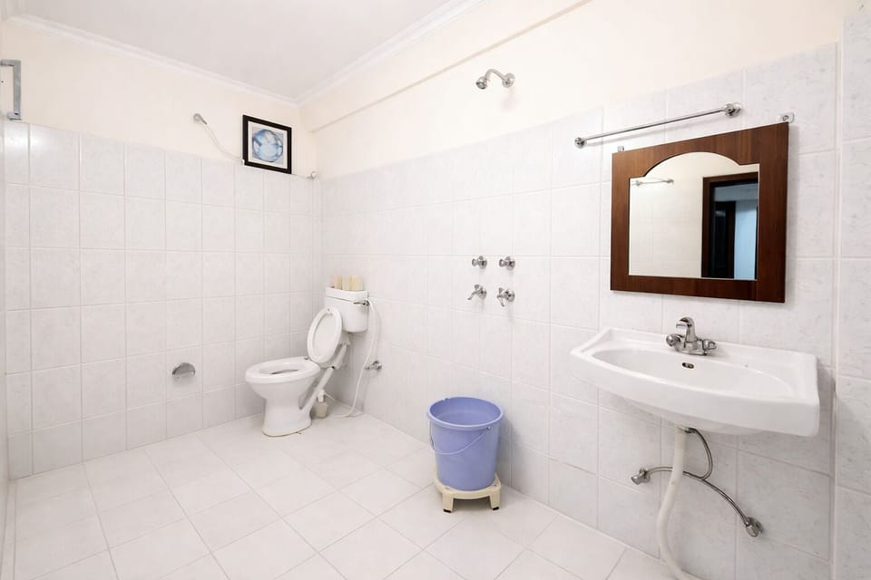 Shower, rainfall showerhead, free toiletries, slippers