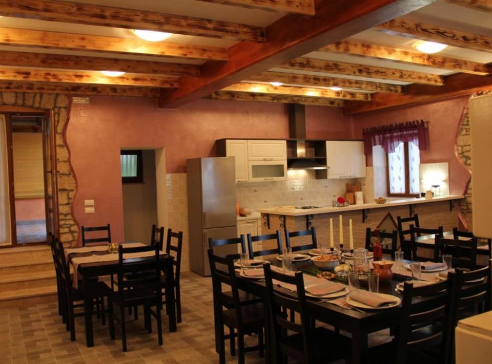 House (Three Bedroom Holiday Home with Priva) | Dining room
