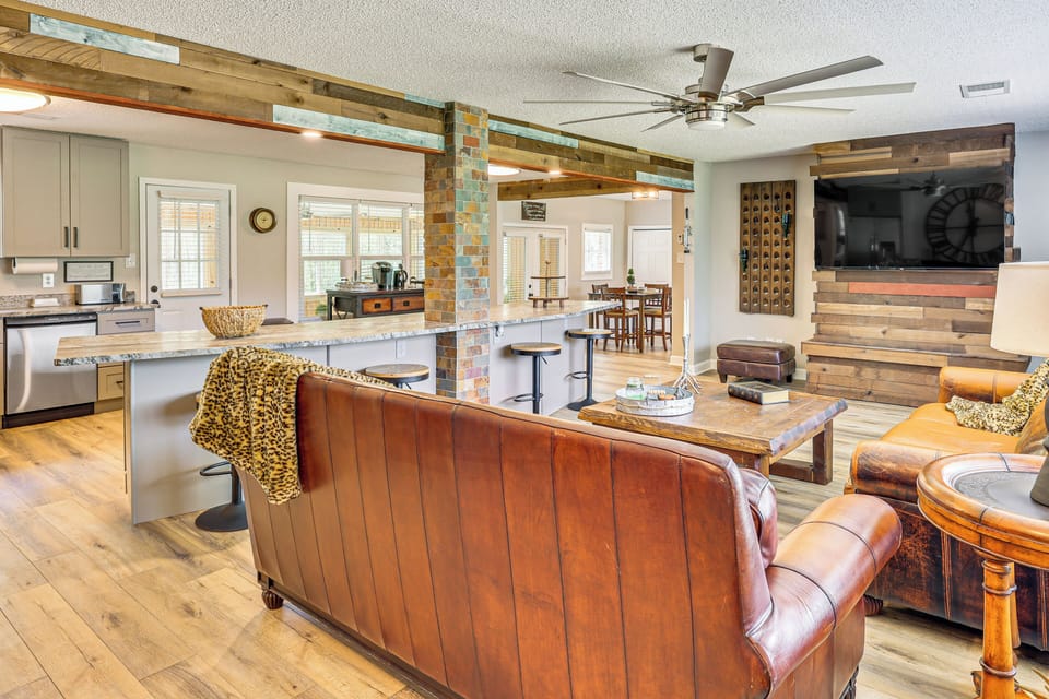Living Room | Free WiFi | Central Heating & A/C | Smart TV
