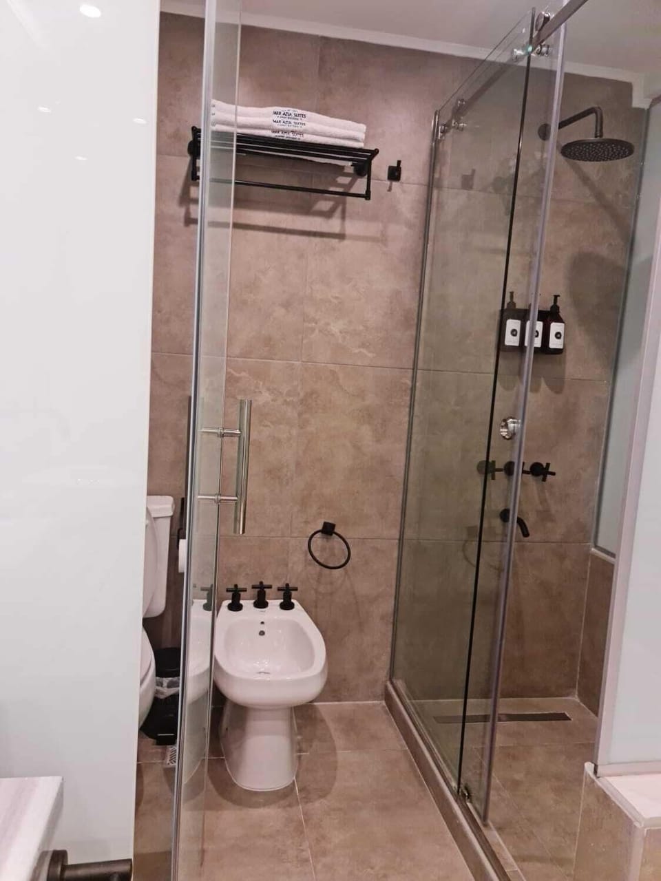 Triple Room | Bathroom | Combined shower/tub, jetted tub, hydromassage showerhead, hair dryer