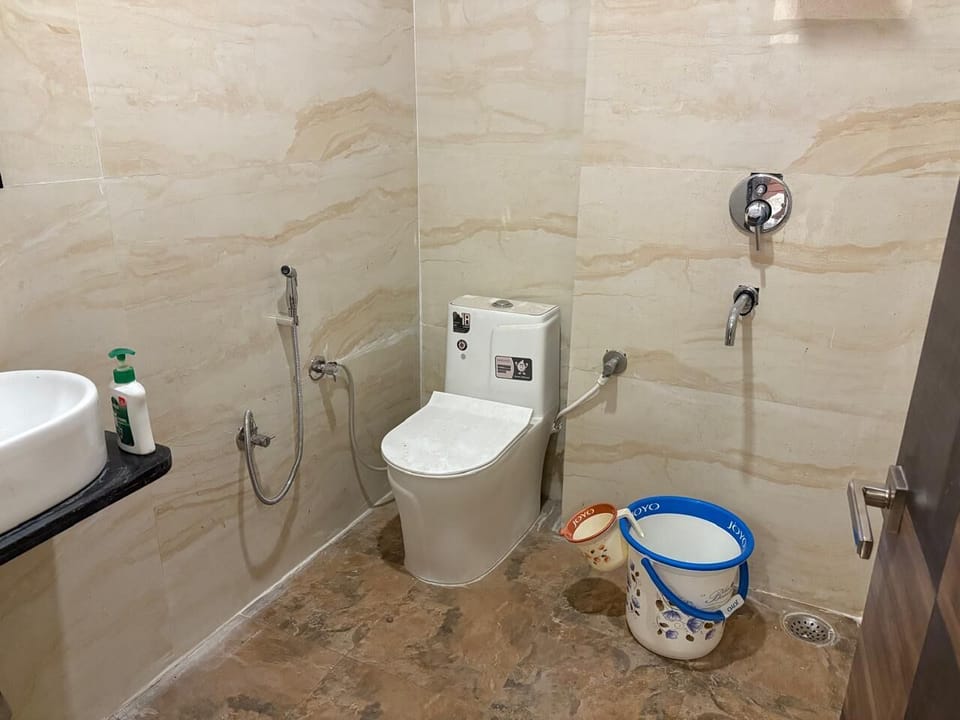 Superior Double Room, City View | Bathroom | Hair dryer, towels, soap, shampoo