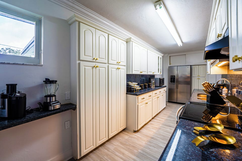 Deluxe House, 6 Bedrooms, Garden View | Private kitchen | Full-size fridge, microwave, oven, stovetop