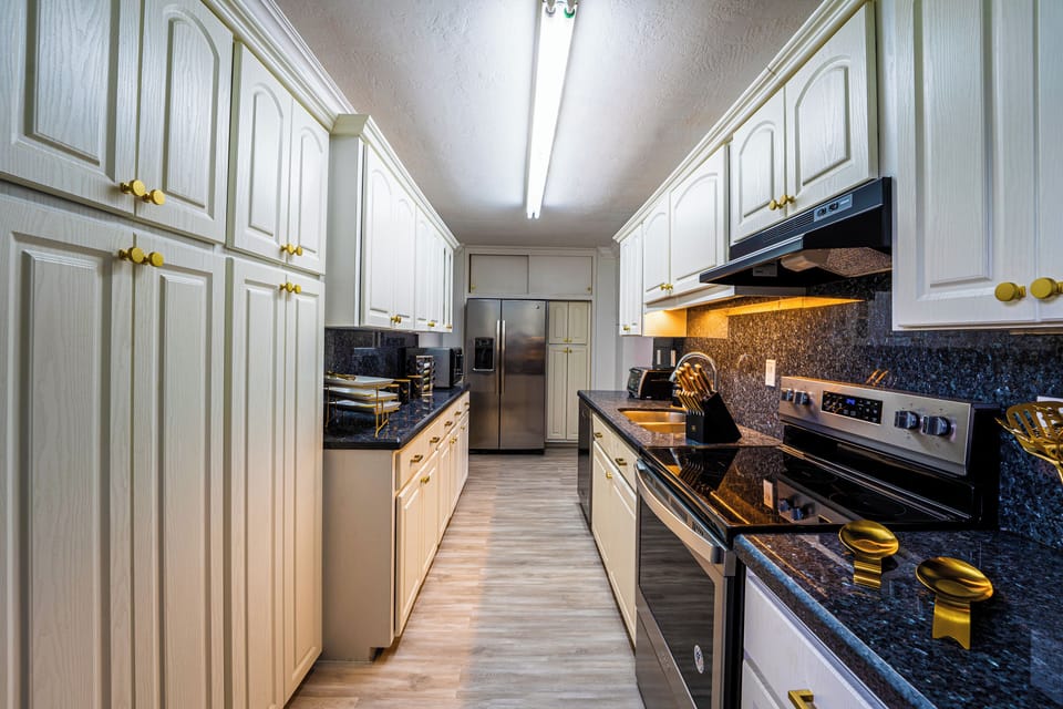 Deluxe House, 6 Bedrooms, Garden View | Private kitchen | Full-size fridge, microwave, oven, stovetop