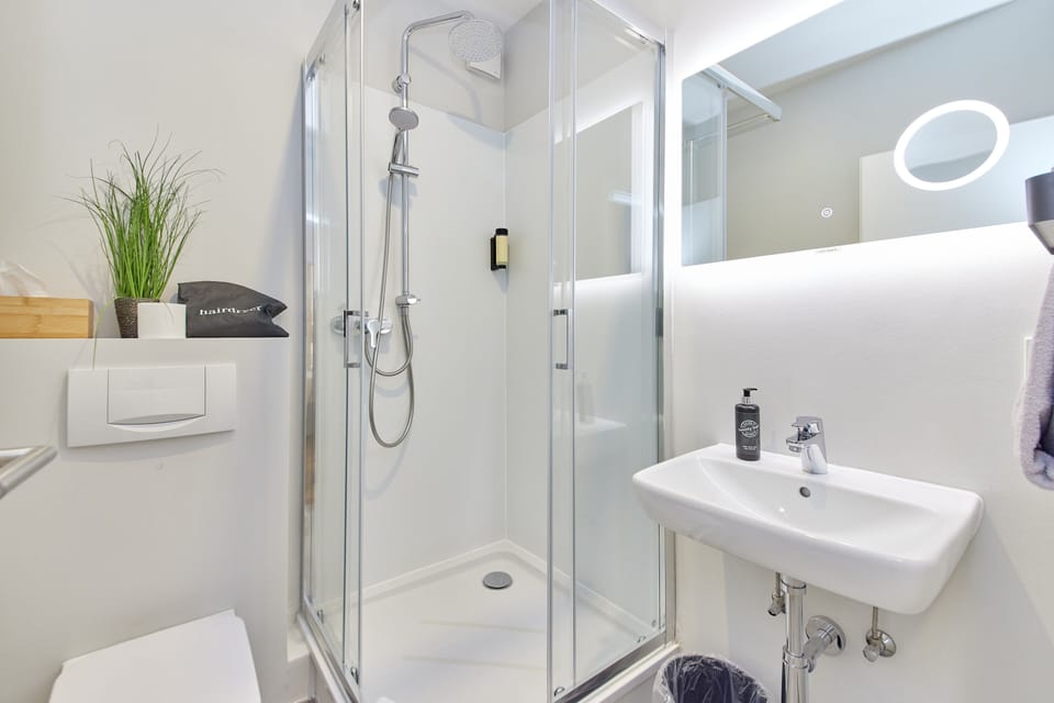 Deluxe Double Room, 1 Bedroom, Balcony | Bathroom | Shower, free toiletries, hair dryer, towels
