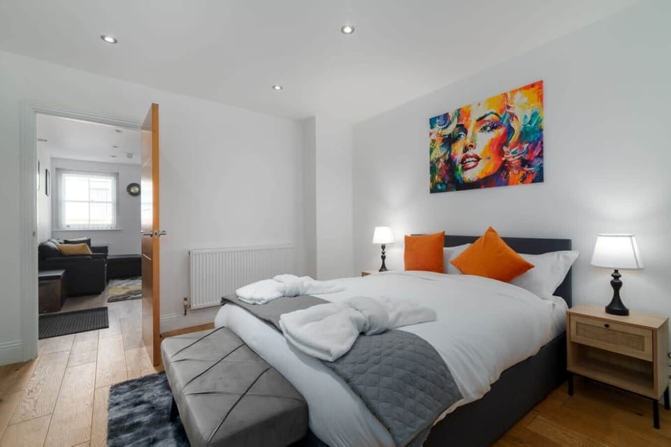 Bedroom with Double bed and study desk
