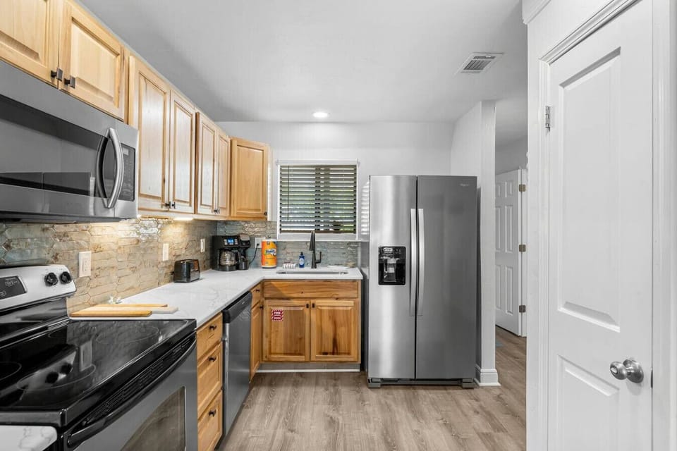 Fully Stocked Kitchen with Dual Drip/Keurig Coffee Machine