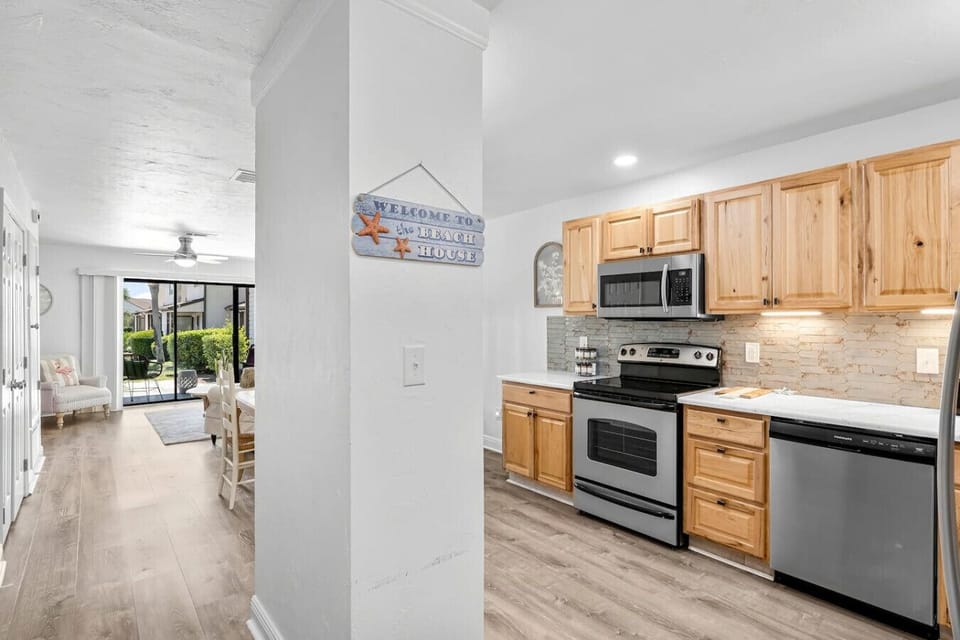 Fully Stocked Kitchen with Dual Drip/Keurig Coffee Machine