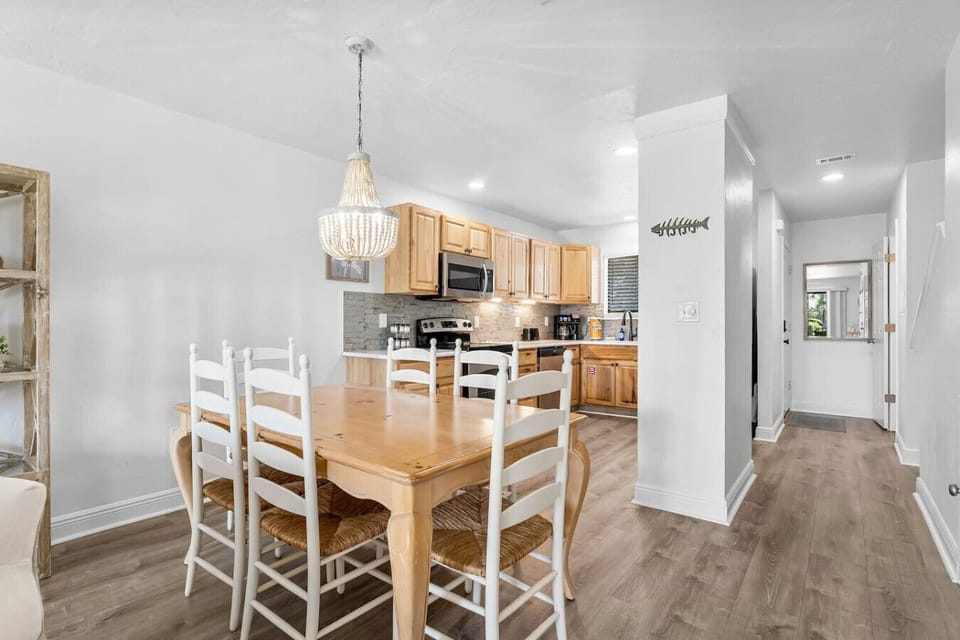Dining Area with Seating for 6