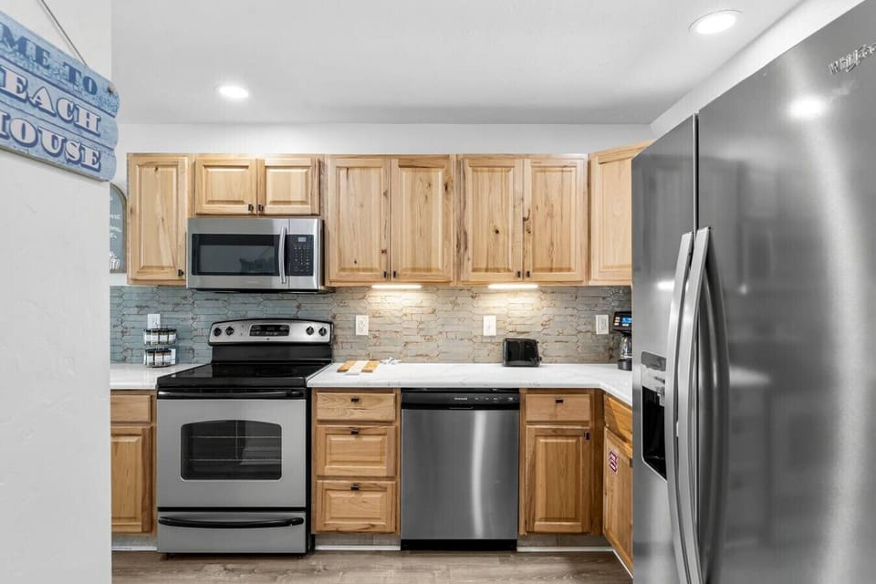 Fully Stocked Kitchen with Dual Drip/Keurig Coffee Machine
