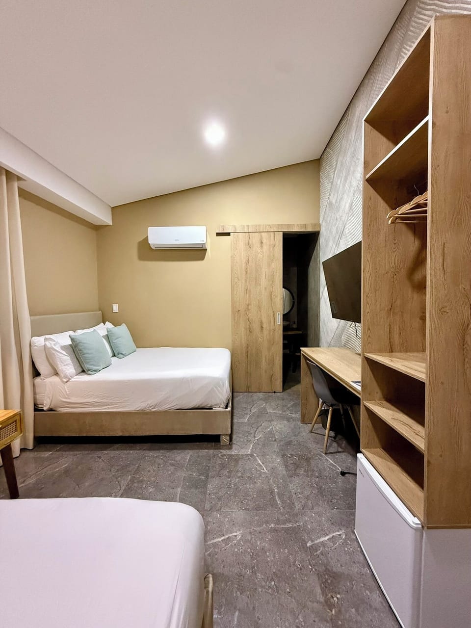 Business Double Room Single Use | Minibar, in-room safe, desk, soundproofing
