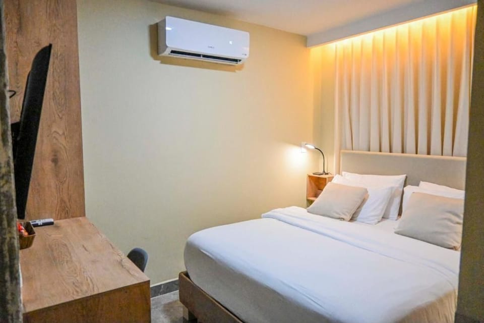 Comfort Room | Minibar, in-room safe, desk, soundproofing