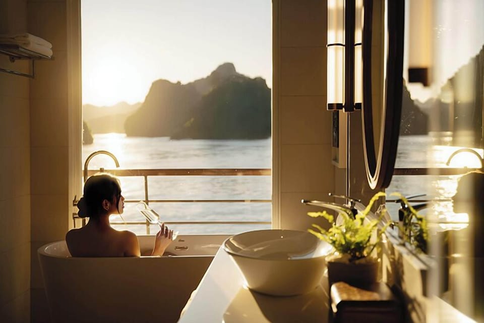 Soul Legacy Suite | Bathroom | Combined shower/tub, hair dryer, slippers, towels