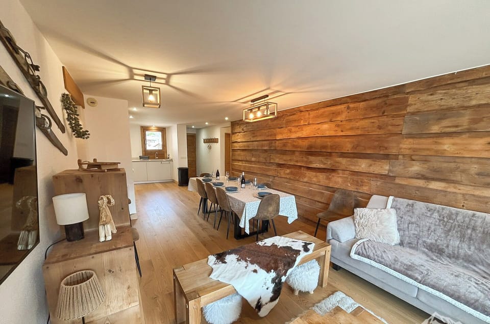 ER - (2) Dining and livinge area -16