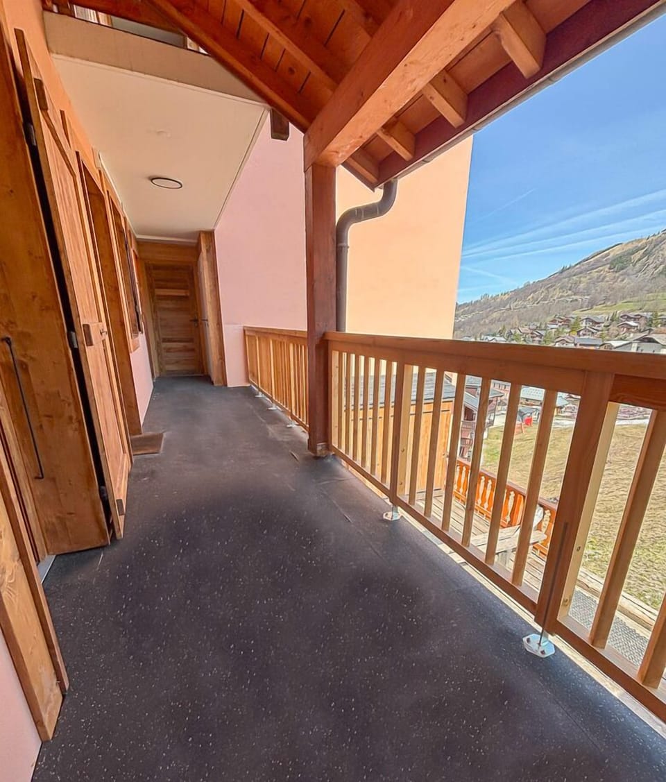 LP - (5a) Balcony and view -4