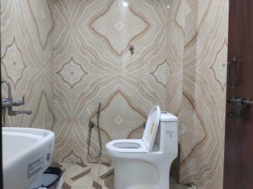 Deluxe Double Room | Bathroom | Shower, free toiletries, towels, soap