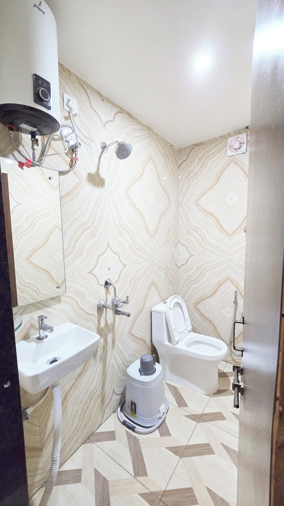 Deluxe Double Room | Bathroom | Shower, free toiletries, towels, soap